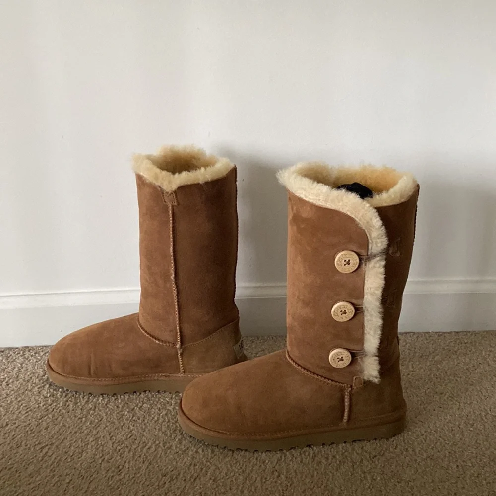 “Ugg” Bailey triple button boot in chestnut;size 5 - Picture 7 of 16